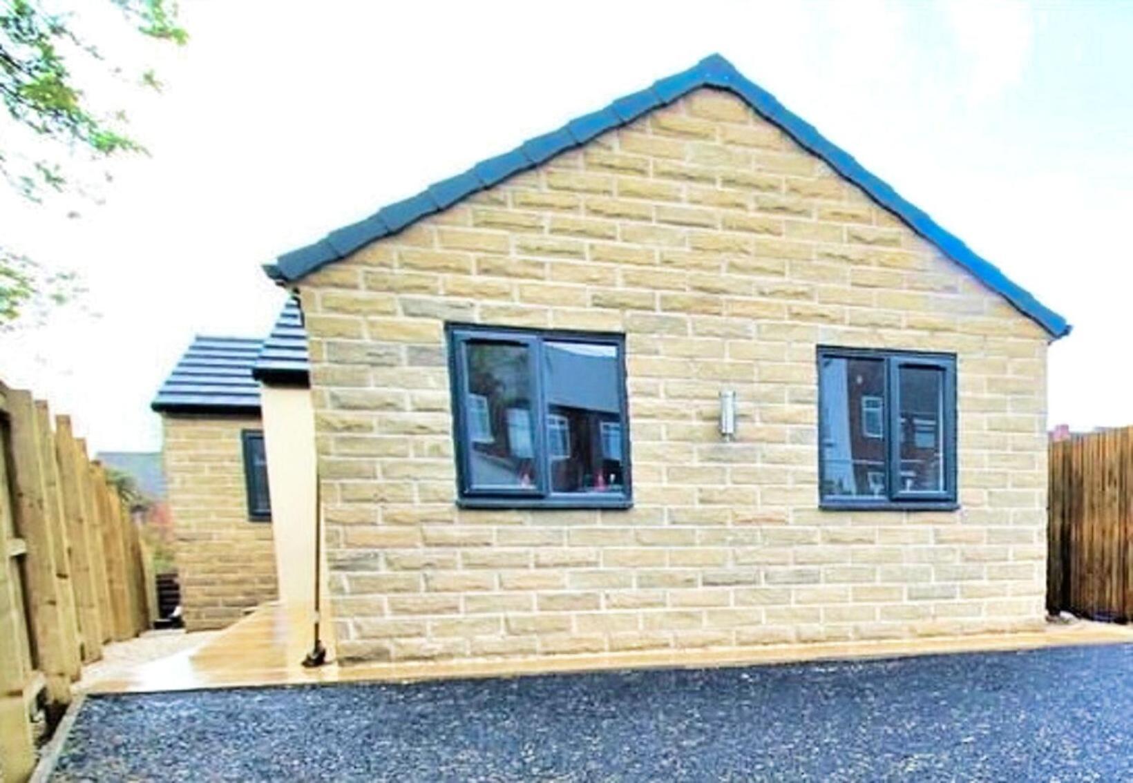 Rotherham - Rawmarsh - Great Customer Feedback - 2 Bed Bungalow - New Build - High End Furnishings - Wheel Chair Accessible - Large Enclosed Garden - Dog Friendly 외부 사진