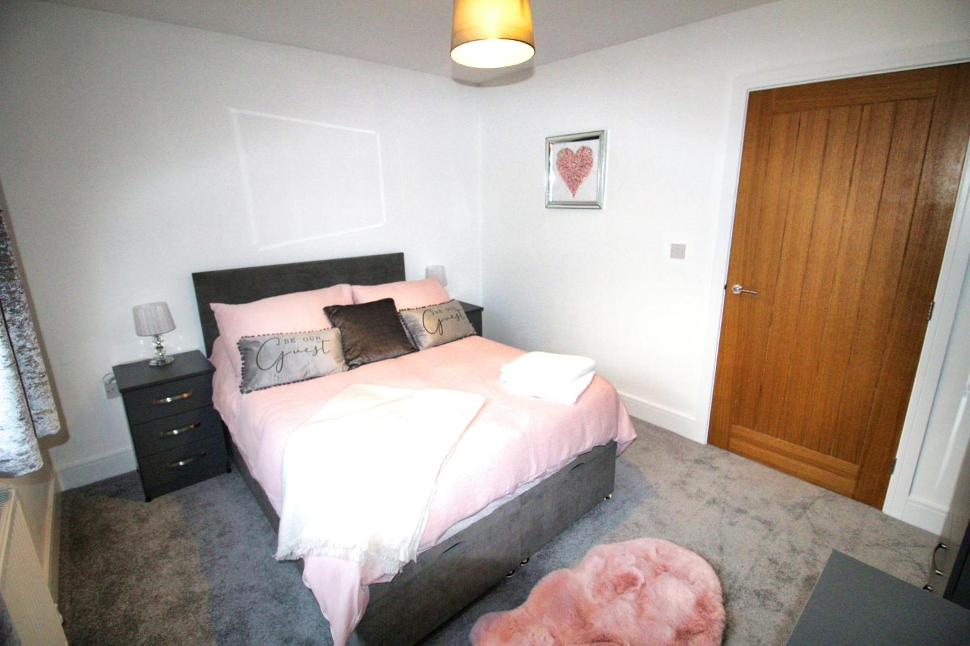 Rotherham - Rawmarsh - Great Customer Feedback - 2 Bed Bungalow - New Build - High End Furnishings - Wheel Chair Accessible - Large Enclosed Garden - Dog Friendly 외부 사진