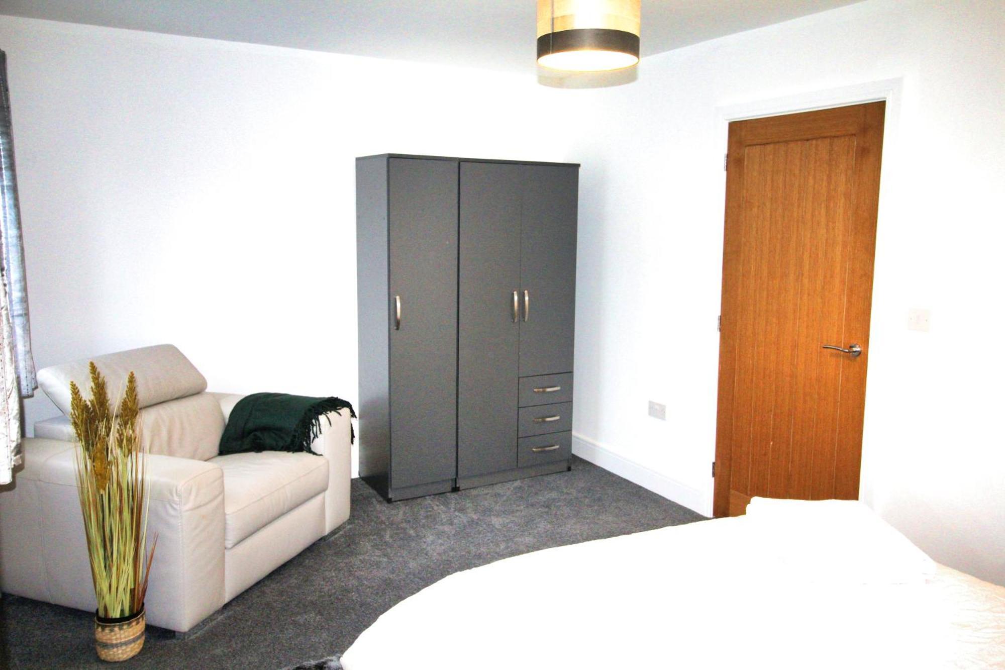 Rotherham - Rawmarsh - Great Customer Feedback - 2 Bed Bungalow - New Build - High End Furnishings - Wheel Chair Accessible - Large Enclosed Garden - Dog Friendly 외부 사진