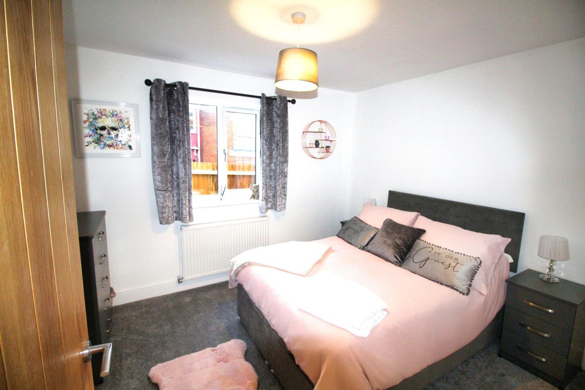 Rotherham - Rawmarsh - Great Customer Feedback - 2 Bed Bungalow - New Build - High End Furnishings - Wheel Chair Accessible - Large Enclosed Garden - Dog Friendly 외부 사진