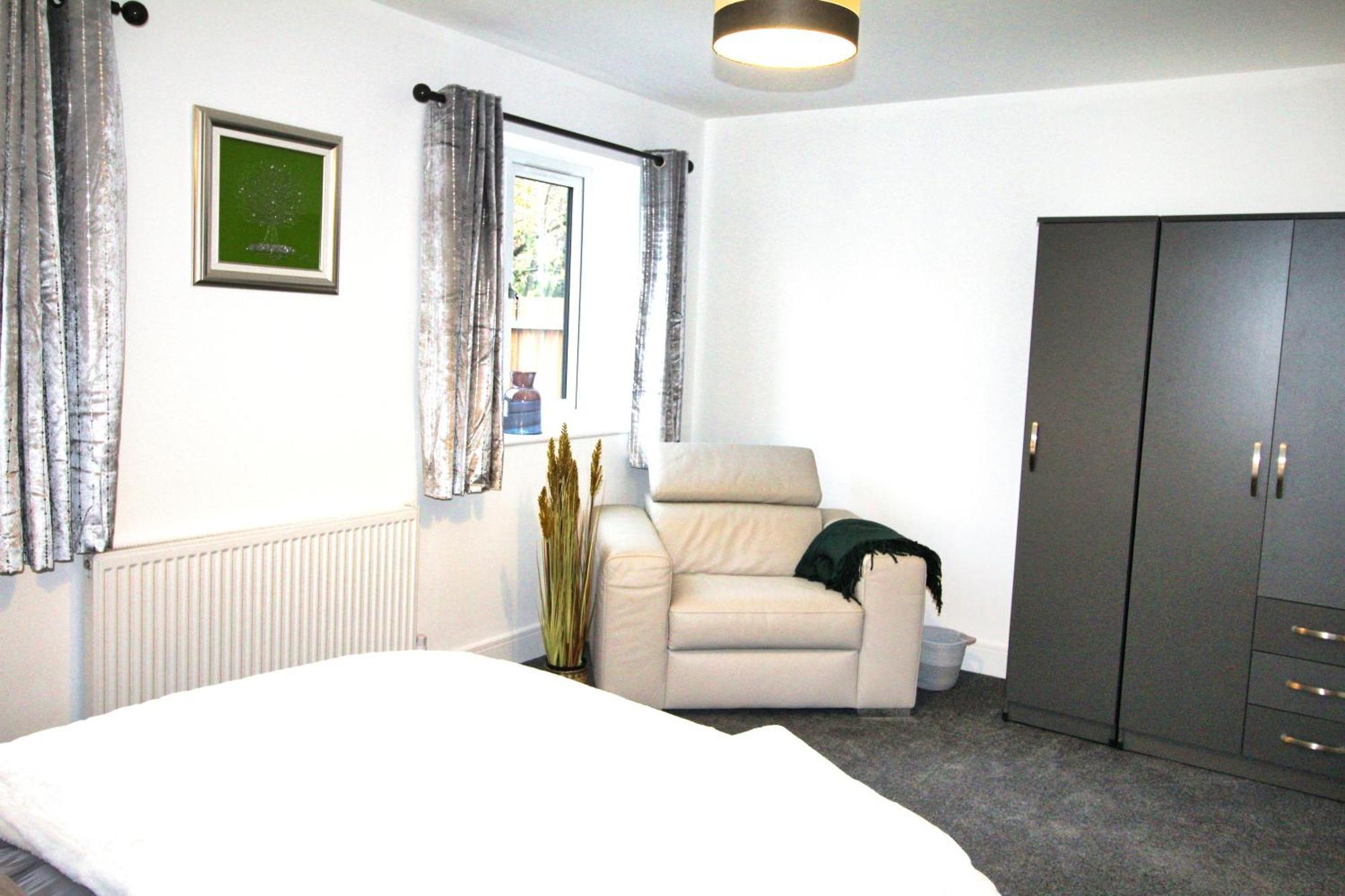 Rotherham - Rawmarsh - Great Customer Feedback - 2 Bed Bungalow - New Build - High End Furnishings - Wheel Chair Accessible - Large Enclosed Garden - Dog Friendly 외부 사진