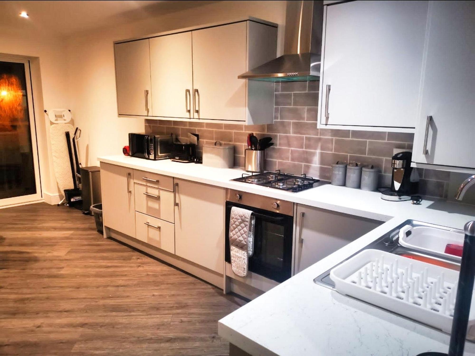 Rotherham - Rawmarsh - Great Customer Feedback - 2 Bed Bungalow - New Build - High End Furnishings - Wheel Chair Accessible - Large Enclosed Garden - Dog Friendly 외부 사진